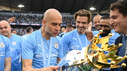 Pep Guardiola, con el título de campeón de la Premier League Pep Guardiola, con el título de campeón de la Premier League