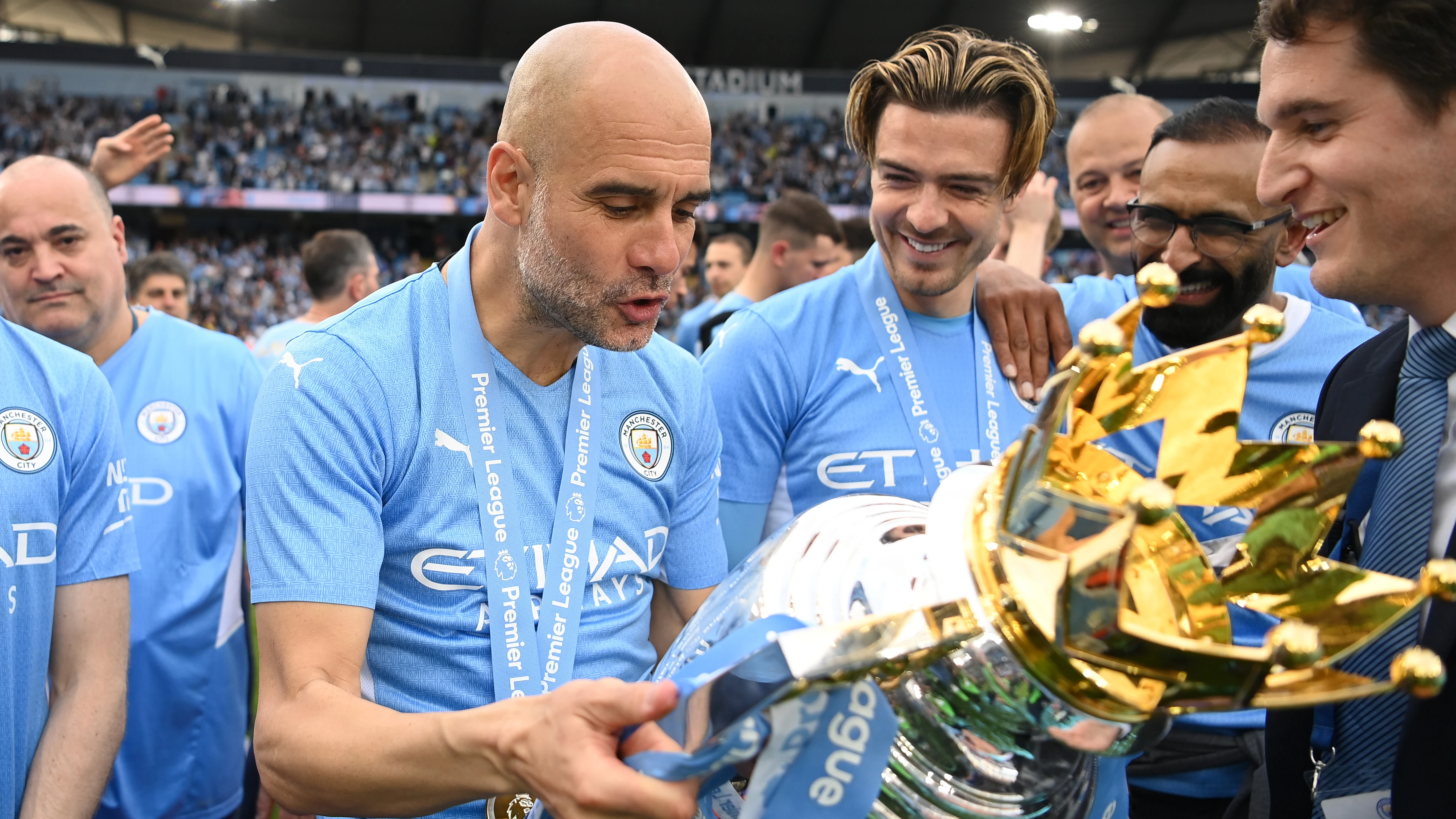 Pep Guardiola, con el título de campeón de la Premier League