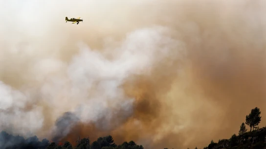 Operarios trabajan en apagar el incendio de El Pont de Vilomara Operarios trabajan en apagar el incendio de El Pont de Vilomara