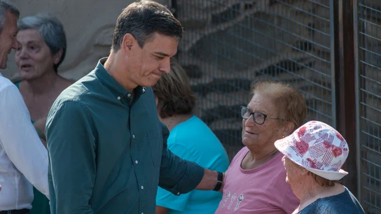 Pedro Sánchez, con los vecinos afectados por los incendios en Galicia Pedro Sánchez, con los vecinos afectados por los incendios en Galicia