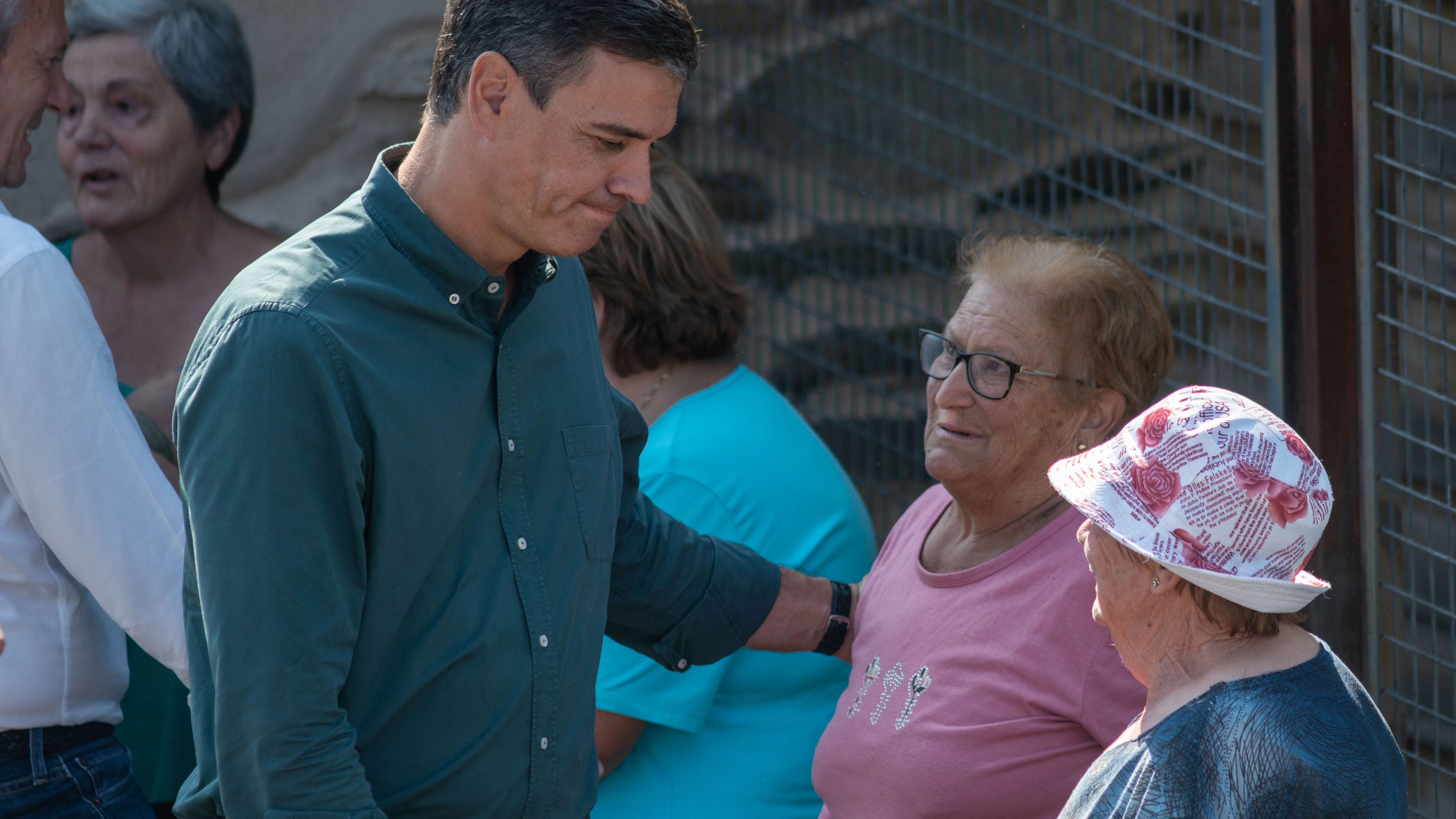 Pedro Sánchez, con los vecinos afectados por los incendios en Galicia