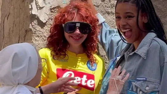 Una monja indignada interrumpe el beso entre dos mujeres en plena calle: "Es el diablo" Una monja indignada interrumpe el beso entre dos mujeres en plena calle: "Es el diablo"