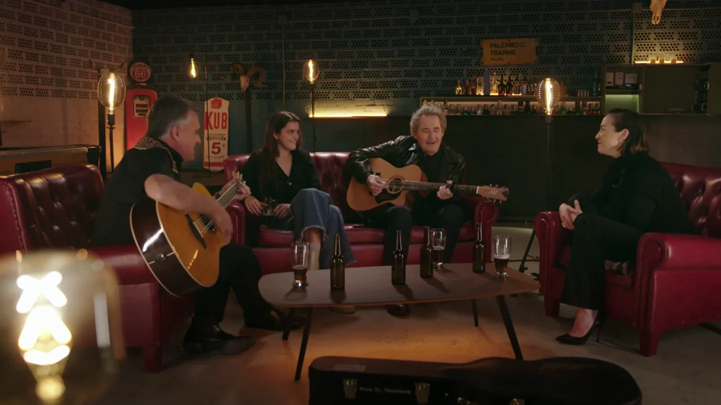 Wyoming, Miguel Ríos, Amaia y Leonor Watling improvisan en un bar cantando 'El Río' Wyoming, Miguel Ríos, Amaia y Leonor Watling improvisan en un bar cantando 'El Río'