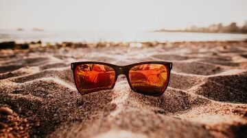 Del cloro a la arena: cómo evitar las amenazas oculares en verano