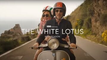 Jennifer Coolidge y Jon Gries recorren Sicilia en la nueva temporada de 'The White Lotus'