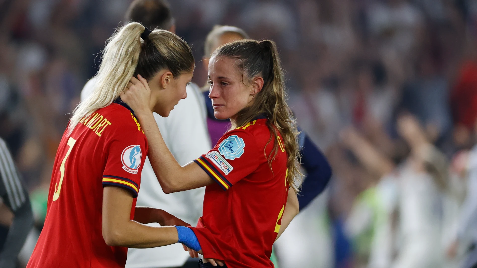 Las jugadoras de la selección española Laia Aleixandri (i) y Ona Batlle, tras perder frente a Inglaterra por 2-1