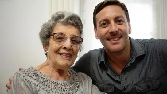 Muere Delia Giovanola, fundadora de las Abuelas de la Plaza de Mayo: así fue la búsqueda de los niños desaparecidos de Argentina  Delia Giovanola junto a su nieto Martín