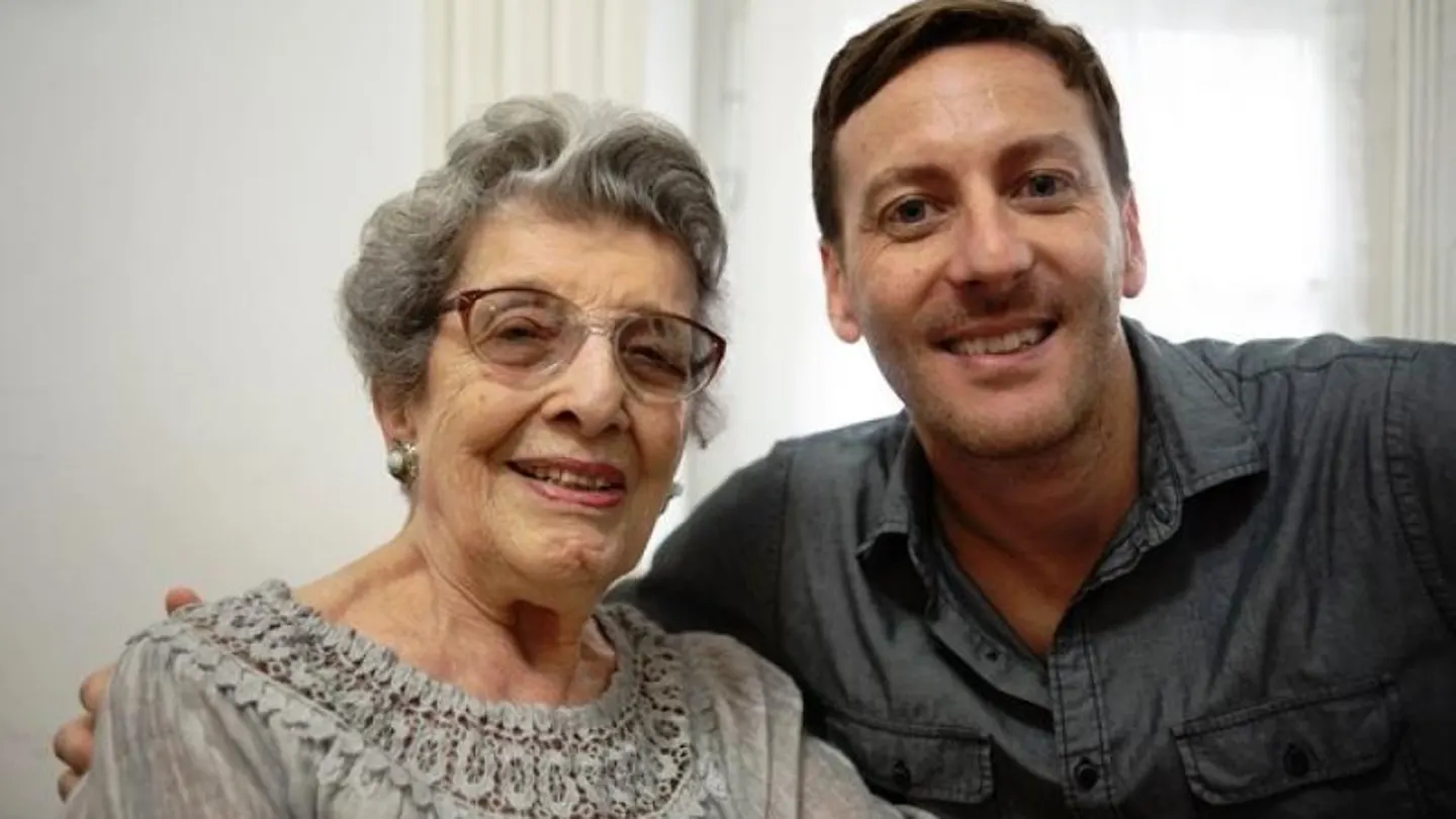 Muere Delia Giovanola, fundadora de las Abuelas de la Plaza de Mayo: así fue la búsqueda de los niños desaparecidos de Argentina Delia Giovanola junto a su nieto Martín