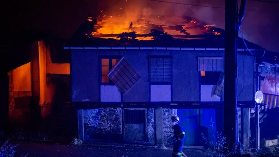 Una casa devorada por el fuego en O Barco de Valdeorras Una casa devorada por el fuego en O Barco de Valdeorras