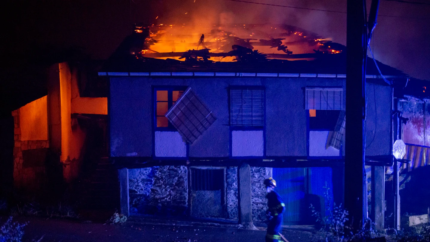Una casa devorada por el fuego en O Barco de Valdeorras Una casa devorada por el fuego en O Barco de Valdeorras