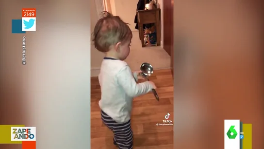 BEBÉ PEGA A OTRO BEBÉ PEGA A OTRO