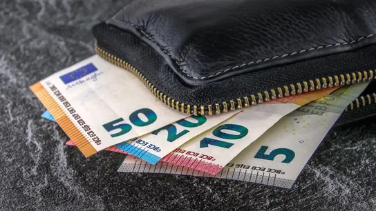 Imagen de una cartera con billetes de euro. Qué pasa si suben los tipos de interés: cómo afecta a nuestro bolsillo