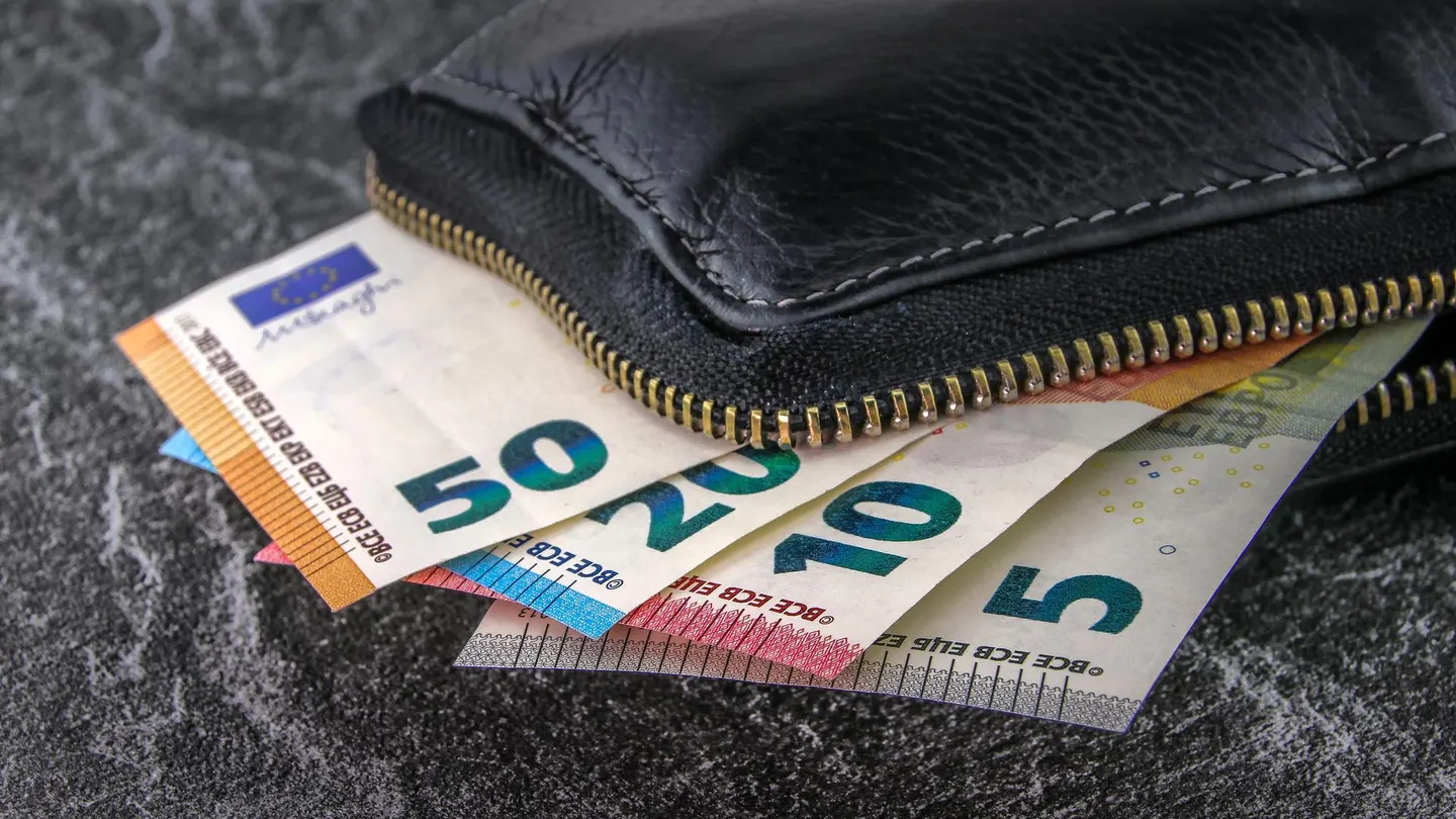 Imagen de una cartera con billetes de euro. Qué pasa si suben los tipos de interés: cómo afecta a nuestro bolsillo