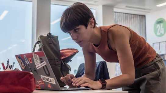 Antonia (Veki Velilla) es la periodista que descubre la trama y encuentra al superagente Garc&iacute;a