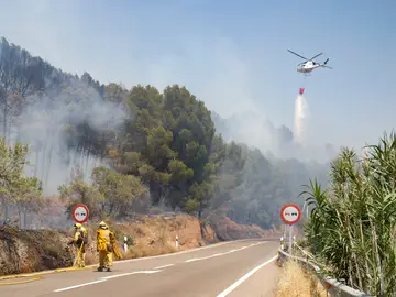 Un helicóptero trata de sofocar las llamas del incendio en Ateca, Zaragoza