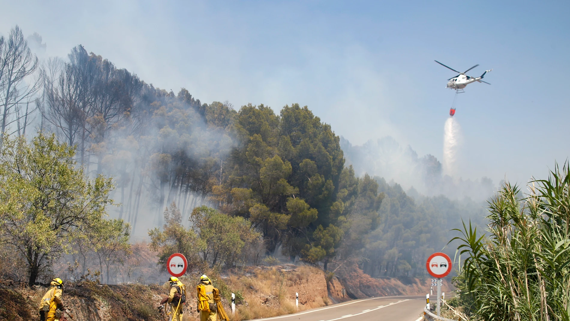 Un helicóptero trata de sofocar las llamas del incendio en Ateca, Zaragoza