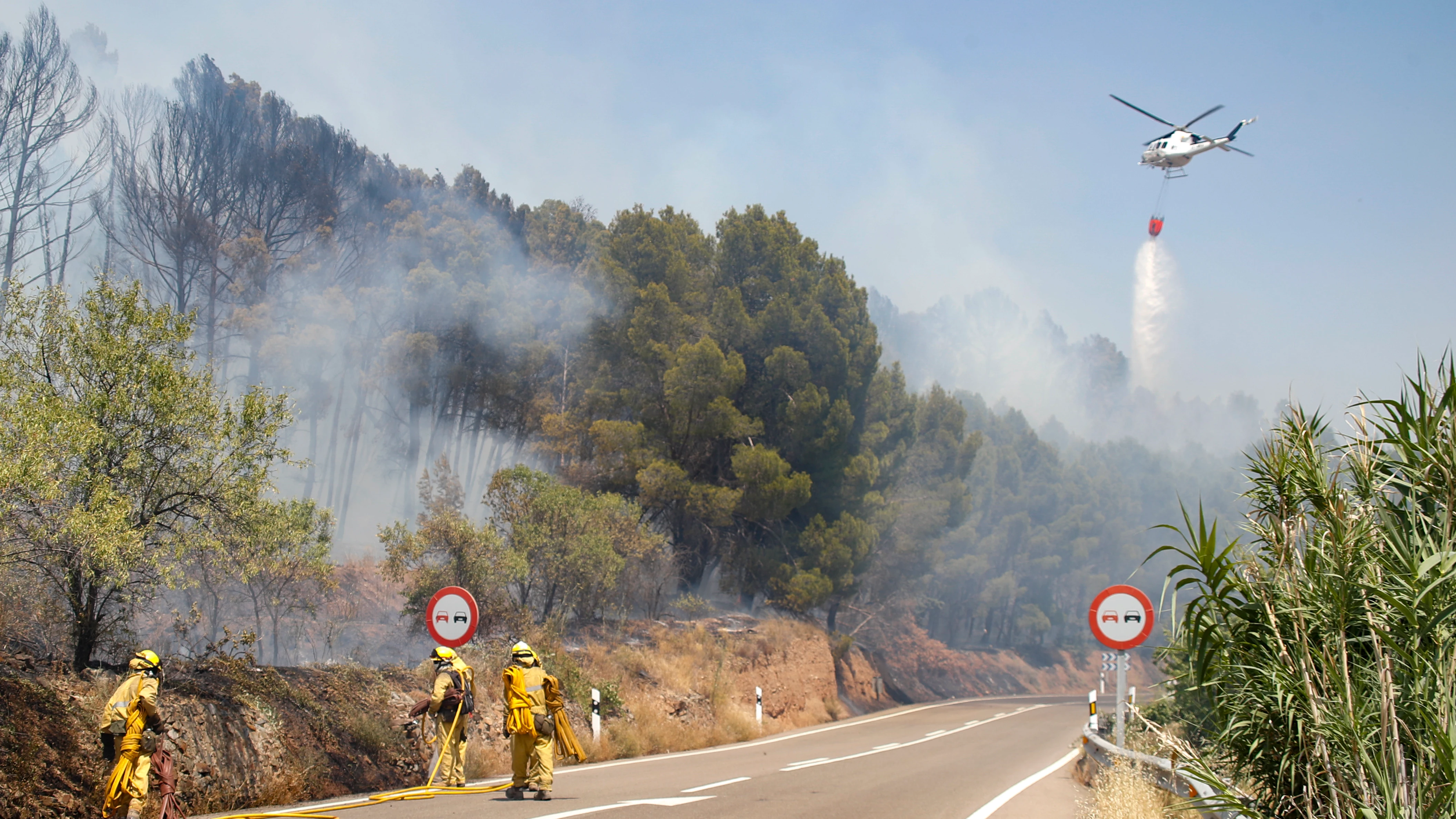 Un helicóptero trata de sofocar las llamas del incendio en Ateca, Zaragoza