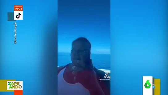 El susto viral de un hombre cuando se acerca a una puerta para hacerse un selfie y aparece un rostro en el cristal El susto viral de un hombre cuando se acerca a una puerta para hacerse un selfie y aparece un rostro en el cristal