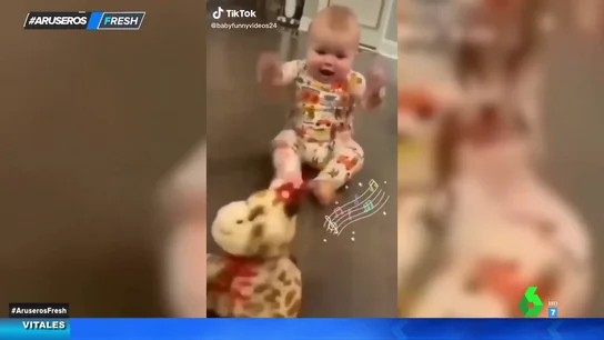 bebé imitador bebé imitador