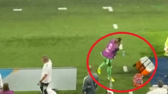 El tremendo cabreo de Misa en el banquillo de España ante la actuación arbitral El tremendo cabreo de Misa en el banquillo de España ante la actuación arbitral