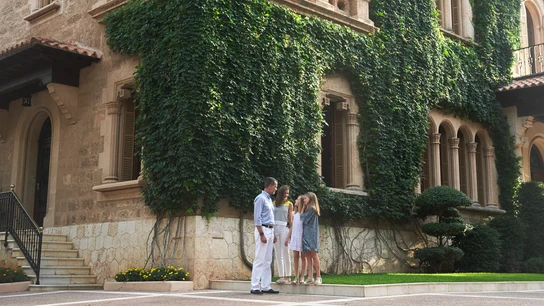 El rey Felipe VI, la reina Letizia, la princesa Leonor (izquierda) y la princesa Sofía (derecha) posan para los fotógrafos durante el photocall de verano en el Palacio de Marivent el 31 de julio de 2017 El rey Felipe VI, la reina Letizia, la princesa Leonor (izquierda) y la princesa Sofía (derecha) posan para los fotógrafos durante el photocall de verano en el Palacio de Marivent el 31 de julio de 2017