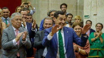 El presidente de la Junta de Andalucía, Juanma Moreno, tras ser investido esta tarde de nuevo como jefe del Ejecutivo autonómico