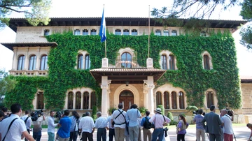 Los medios esperan a las puertas del Palacio de Marivent (Palma de Mallorca) el 1 de agosto de 2011