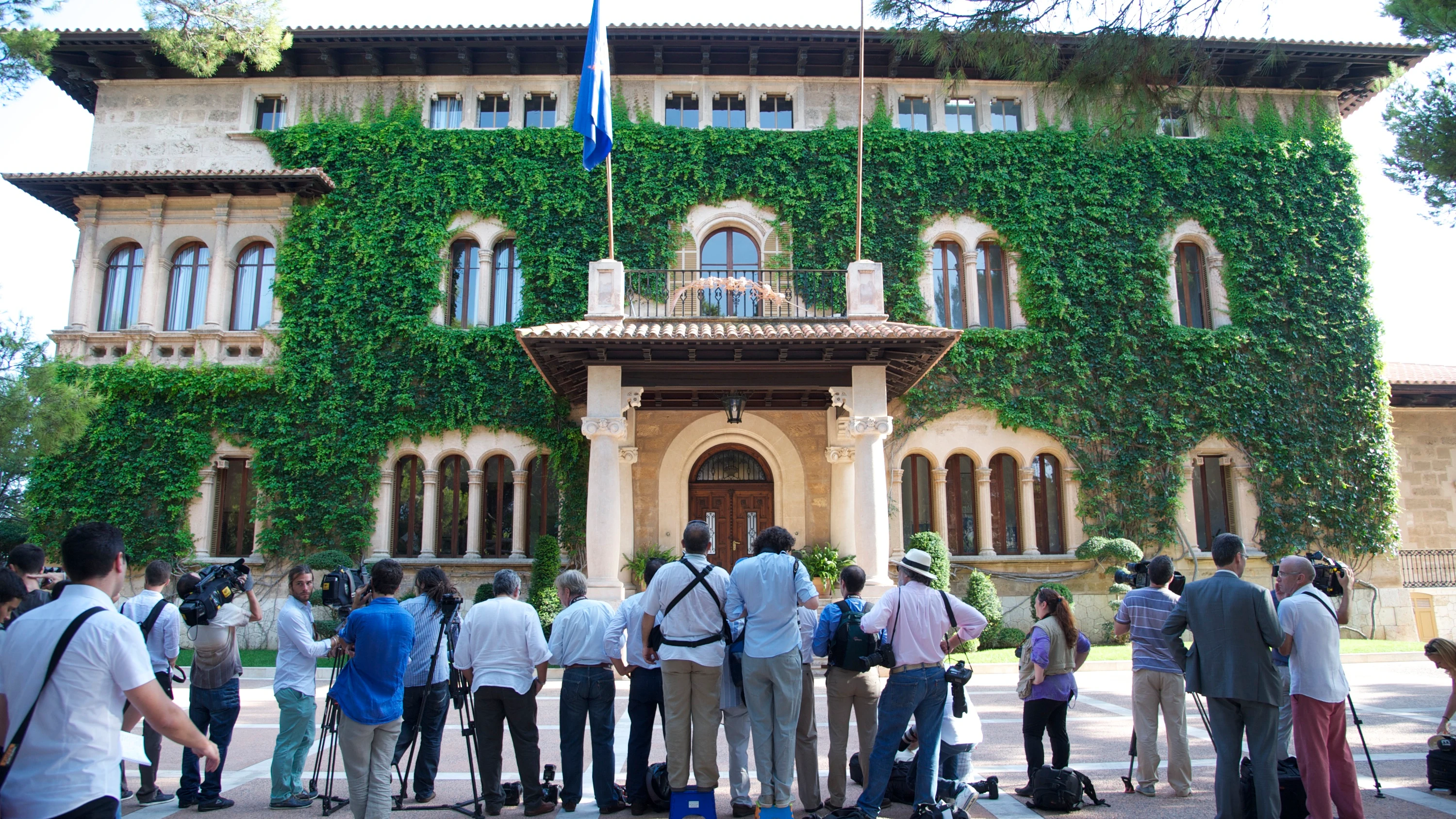 Los medios esperan a las puertas del Palacio de Marivent (Palma de Mallorca) el 1 de agosto de 2011