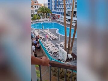 Guerra de tumbonas: Los turistas británicos compiten por 'reservar' su sitio en un hotel de Tenerife