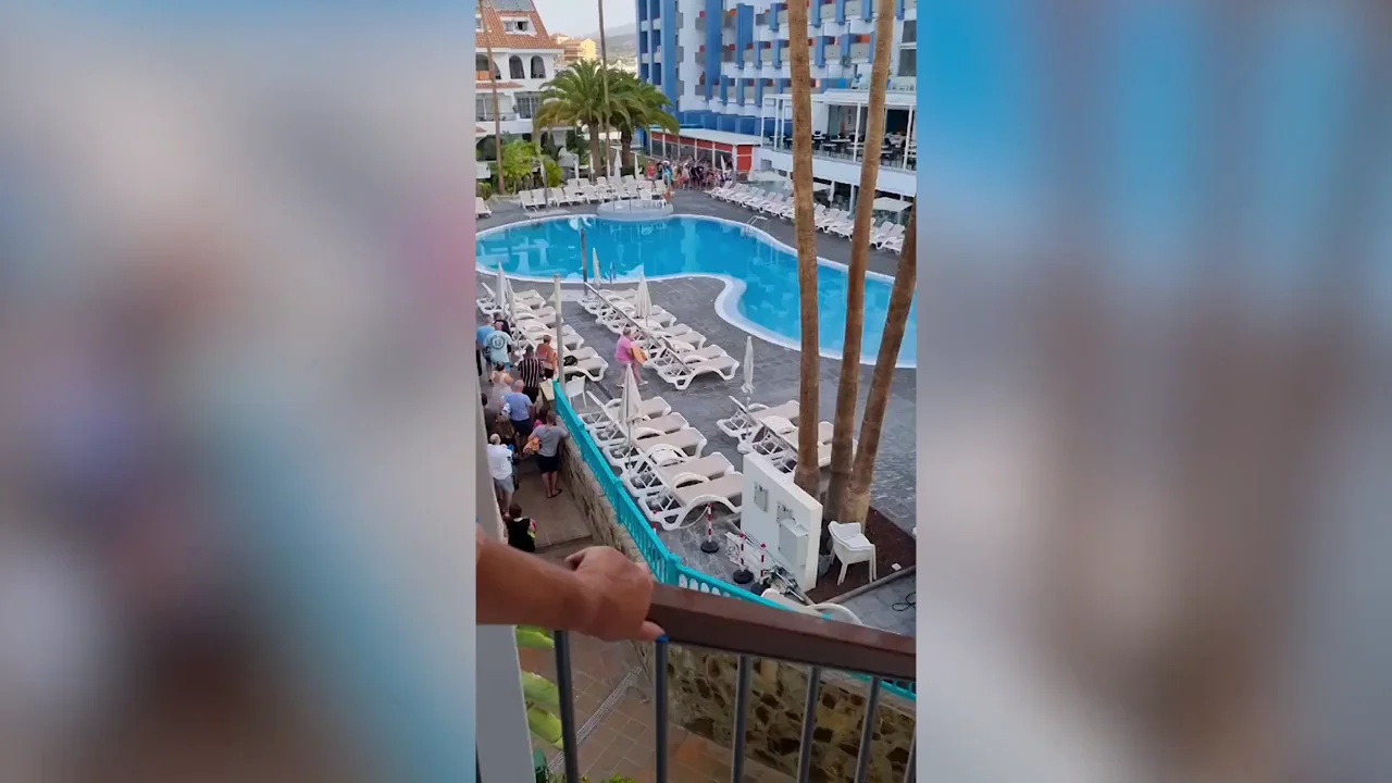 Guerra de tumbonas: Los turistas brit&aacute;nicos compiten por 'reservar' su sitio en un hotel de Tenerife