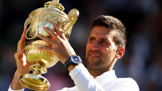 Novak Djokovic, con el trofeo de Wimbledon Novak Djokovic, con el trofeo de Wimbledon