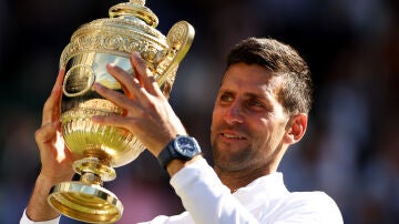 Novak Djokovic, con el trofeo de Wimbledon