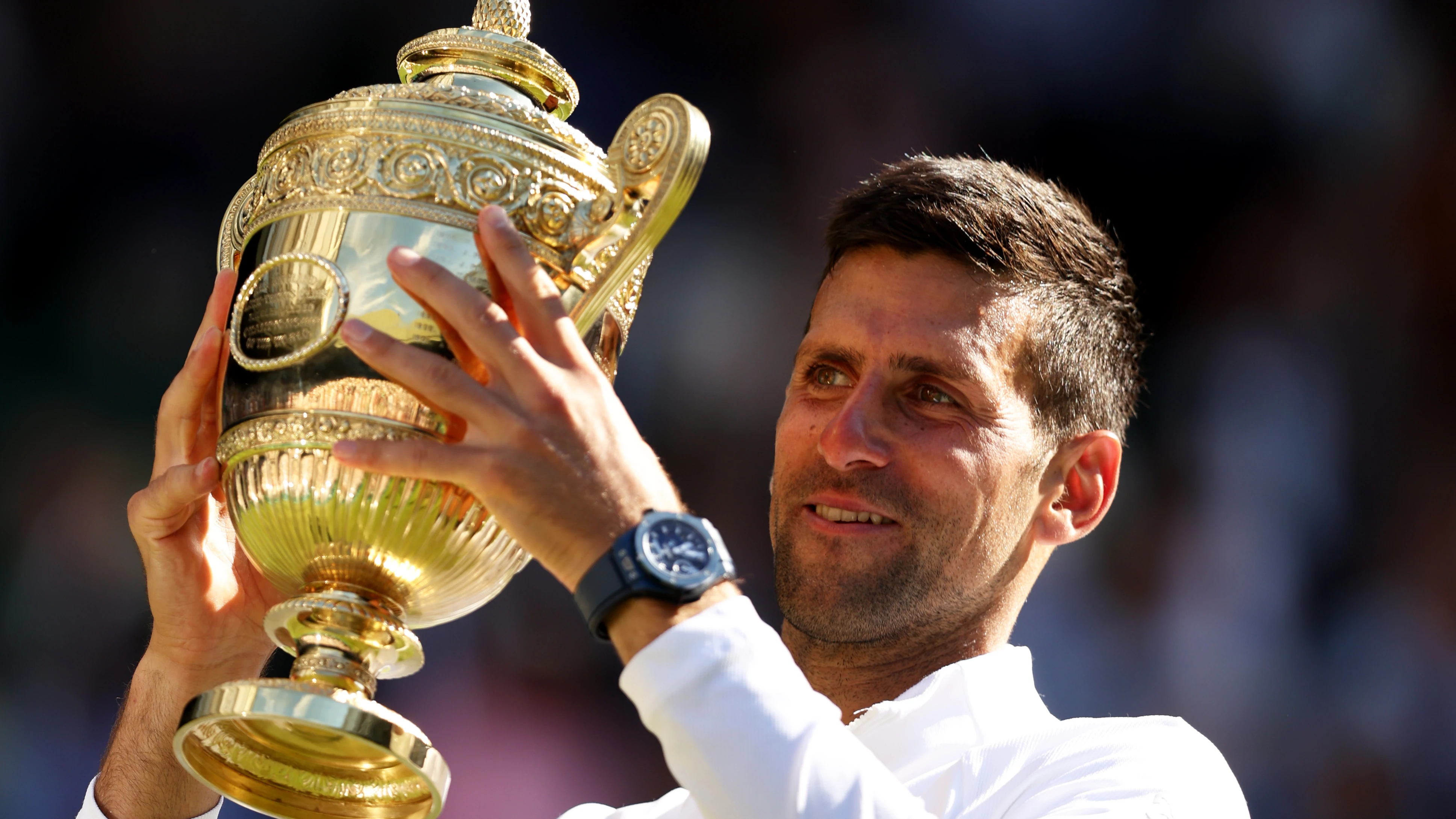 Novak Djokovic, con el trofeo de Wimbledon