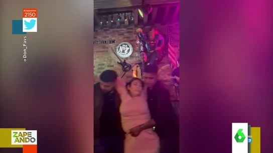 Dos hombres cargando con una mujer en un concierto Dos hombres cargando con una mujer en un concierto