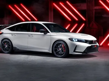 El que promete ser el rey de los compactos deportivos ya es una realidad con cambio manual y más de 300 CV El que promete ser el rey de los compactos deportivos ya es una realidad con cambio manual y más de 300 CV