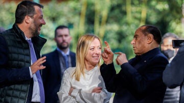 Giorgia Meloni, junto a Matteo Salvini y Silvio Berlusconi