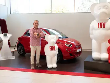 El artista español dEmo posa con el FIAT 500 El artista español dEmo posa con el FIAT 500