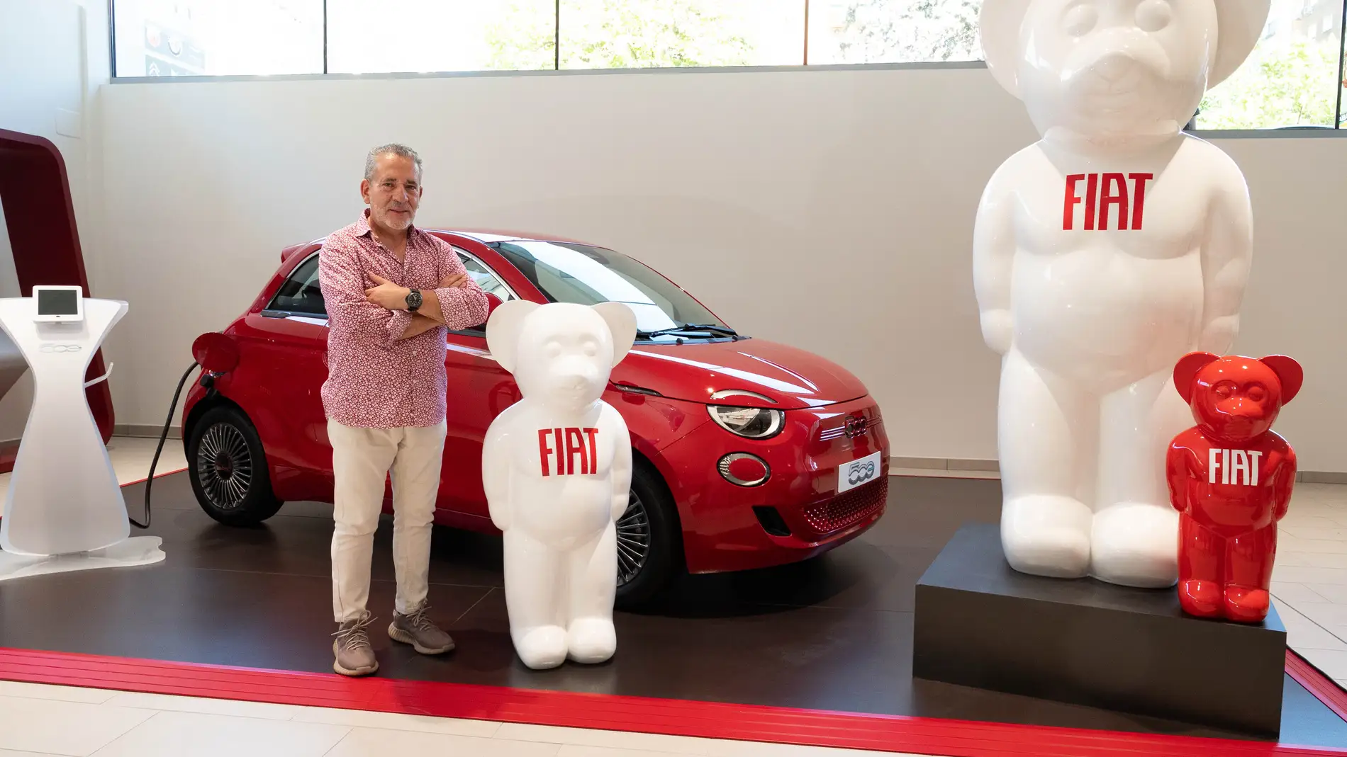 El artista español dEmo posa con el FIAT 500