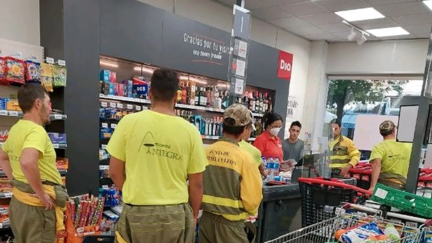 El momento en el que la cajera paga la compra a unos brigadistas en Zamora El momento en el que la cajera paga la compra a unos brigadistas en Zamora