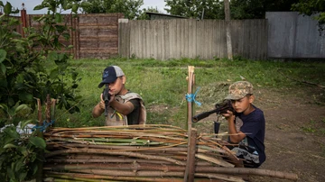Con fusiles y un cañón de juguete: el falso puesto de control en el que juegan unos niños ucranianos