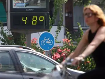 Termómetro en Sevilla que refleja las altas temperaturas durante la ola de calor.