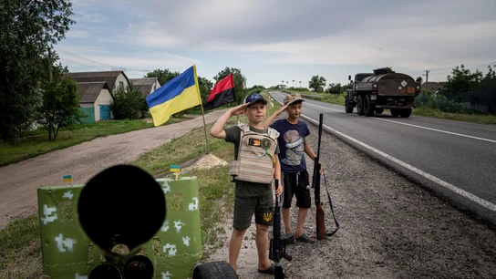 Maksym y Andri (11 años) hacen el saludo militar en su falso puesto de control en Járkov, Ucrania Maksym y Andri (11 años) hacen el saludo militar en su falso puesto de control en Járkov, Ucrania