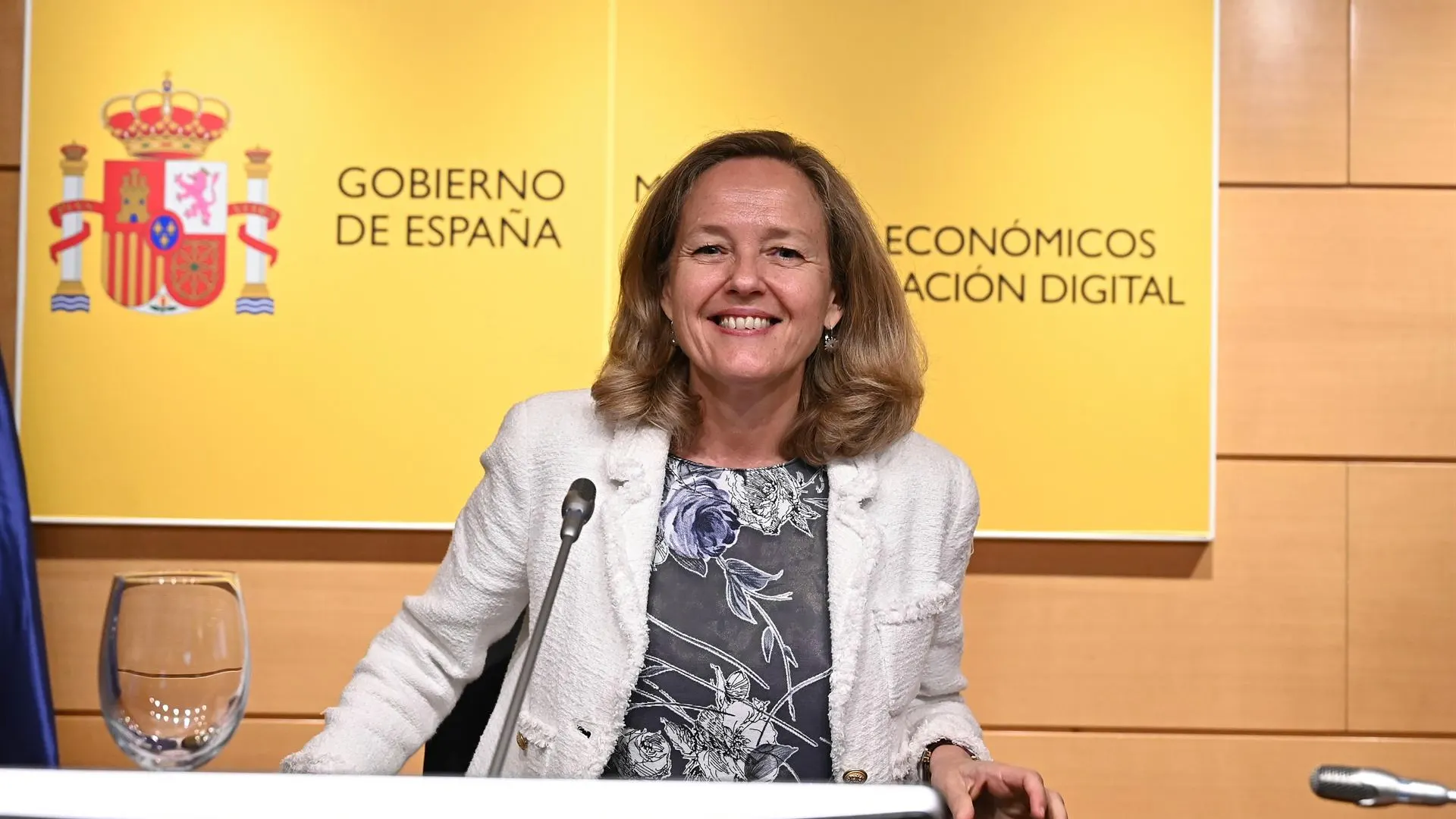 La vicepresidenta primera y ministra de Asuntos Económicos, Nadia Calviño Nadia Calviño se reúne con las entidades financieras para explicar el nuevo impuesto a la banca
