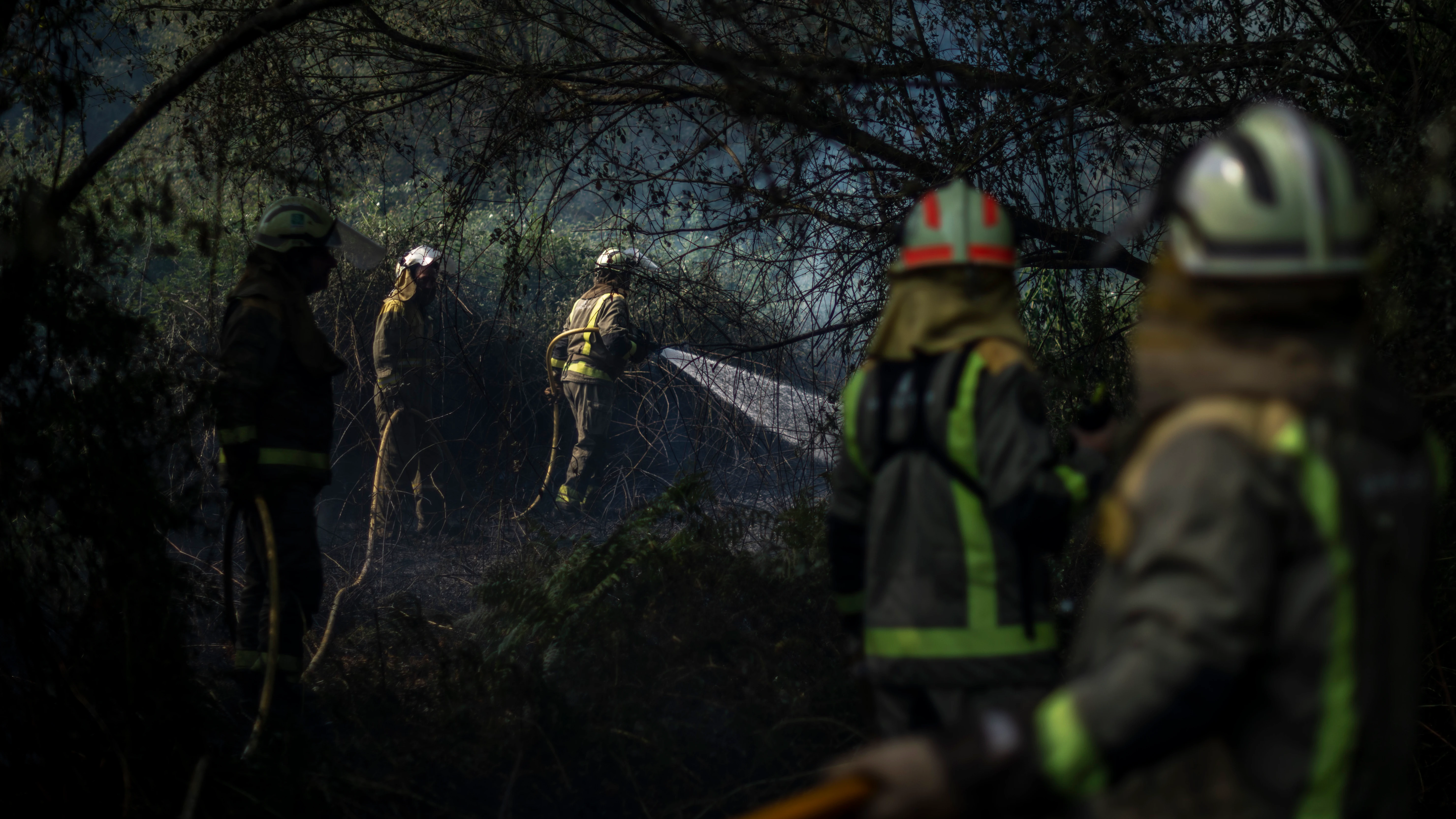 Bomberos trabajan en sofocar el incendio en Ourense