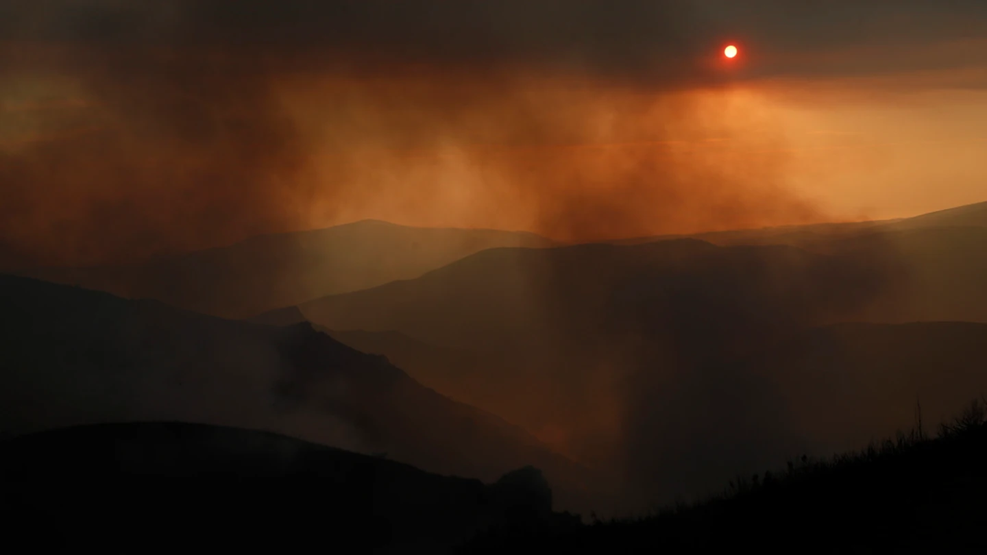 Las llamas dan una pequeña tregua en Galicia mientras que el incendio de Tenerife sigue descontrolado Las llamas dan una pequeña tregua en Galicia mientras que el incendio de Tenerife sigue descontrolado