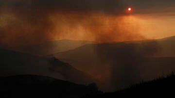 Las llamas dan una pequeña tregua en Galicia mientras que el incendio de Tenerife sigue descontrolado