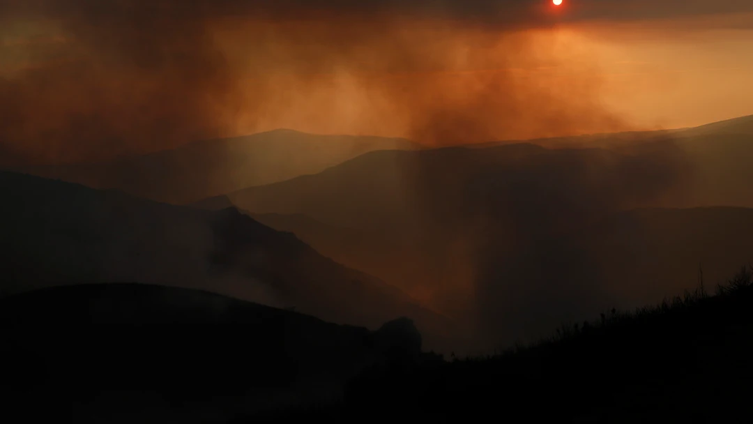 Las llamas dan una pequeña tregua en Galicia mientras que el incendio de Tenerife sigue descontrolado