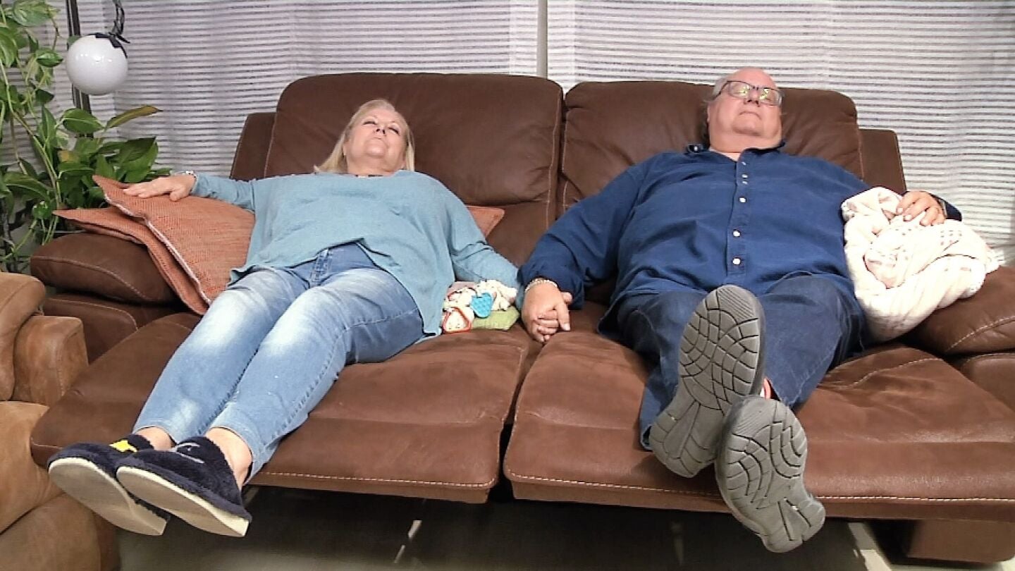 Pareja descansando en el sof&aacute;