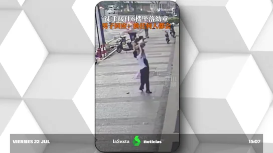 El increíble momento en el que un hombre salva a una niña que cae desde un sexto piso en China El increíble momento en el que un hombre salva a una niña que cae desde un sexto piso en China