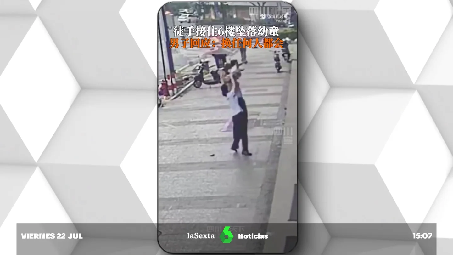 El increíble momento en el que un hombre salva a una niña que cae desde un sexto piso en China El increíble momento en el que un hombre salva a una niña que cae desde un sexto piso en China